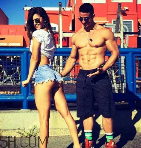 臀桥负重有危害吗？负重臀桥的正确做法