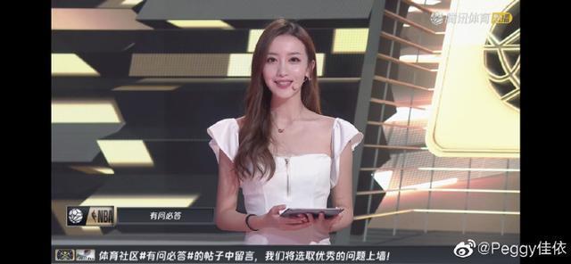 比美娜更耐看！NBA主持佳依正式宣布回归，穿拉链紧身短裙秀身材