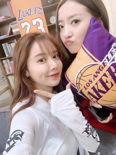 比美娜更耐看！NBA主持佳依正式宣布回归，穿拉链紧身短裙秀身材