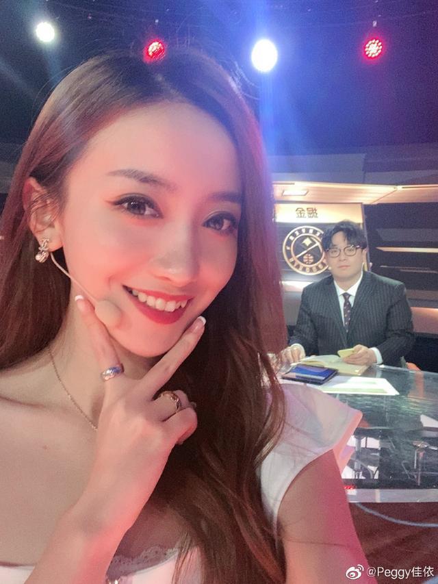 比美娜更耐看！NBA主持佳依正式宣布回归，穿拉链紧身短裙秀身材