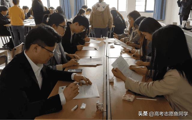 文科男生适合报考的大学专业（文科男生最吃香的专业）