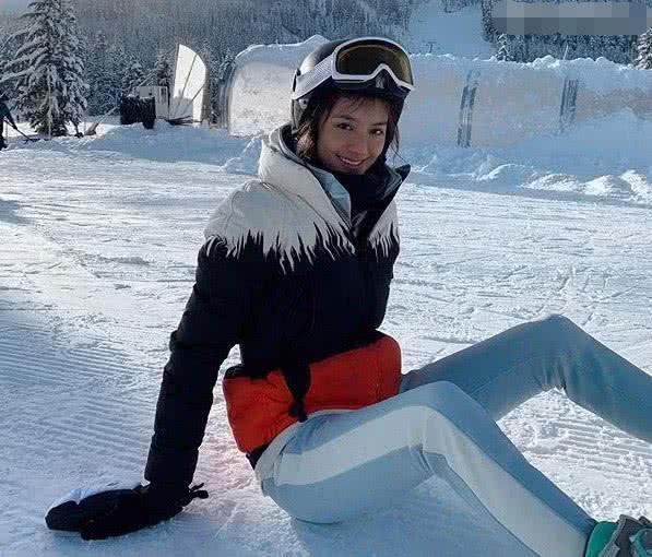 林峯前女友吴千语晒罕见性感照，一双大长腿让人挪不开眼