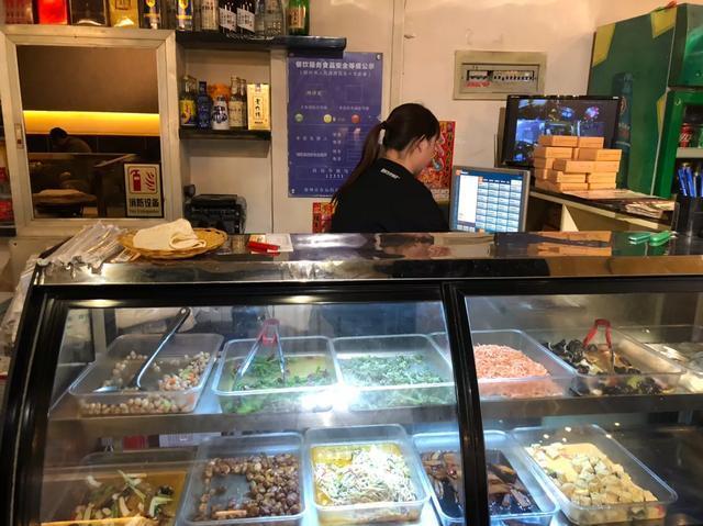 郑州西郊农家烙馍村生意火爆