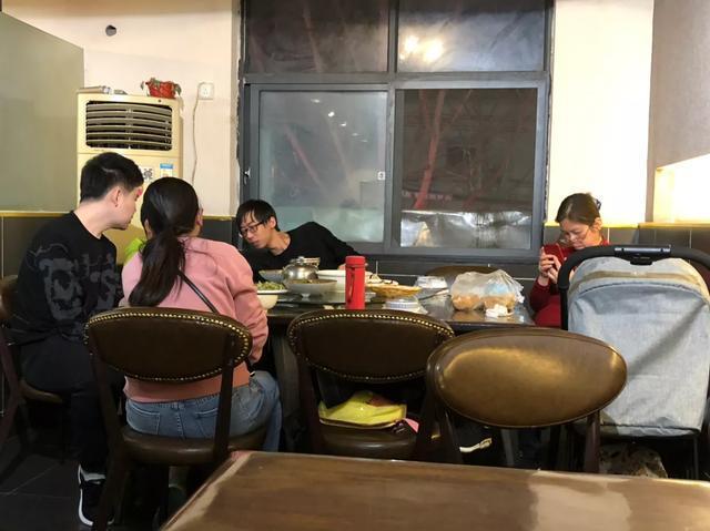 郑州西郊农家烙馍村生意火爆