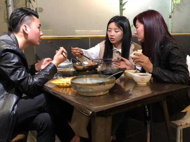 郑州西郊农家烙馍村生意火爆