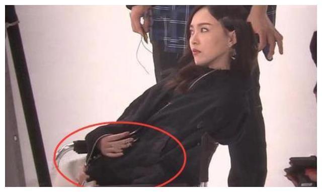 唐嫣怀孕被实锤？现身小腹微微隆起，罗晋在片场亲自呵护！