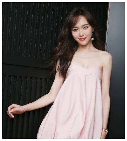 唐嫣怀孕被实锤？现身小腹微微隆起，罗晋在片场亲自呵护！