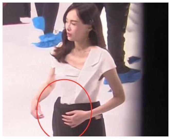 唐嫣怀孕被实锤？现身小腹微微隆起，罗晋在片场亲自呵护！