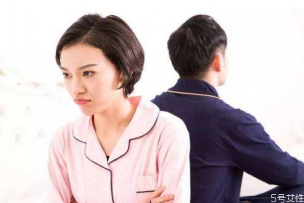 女友对你冷暴力的心理 面对女友的冷暴力该怎么办 女友对你冷暴力的心理 面对女友的冷暴力该怎么办