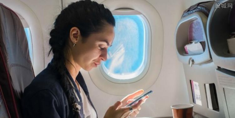 坐飞机能玩手机不
