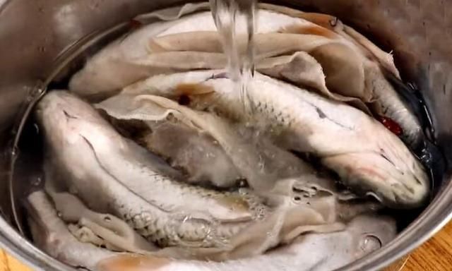 鱼杀了放在冰箱第二天吃可以吗