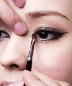 ​怎样画大眼妆(怎样画眼妆教学视频)