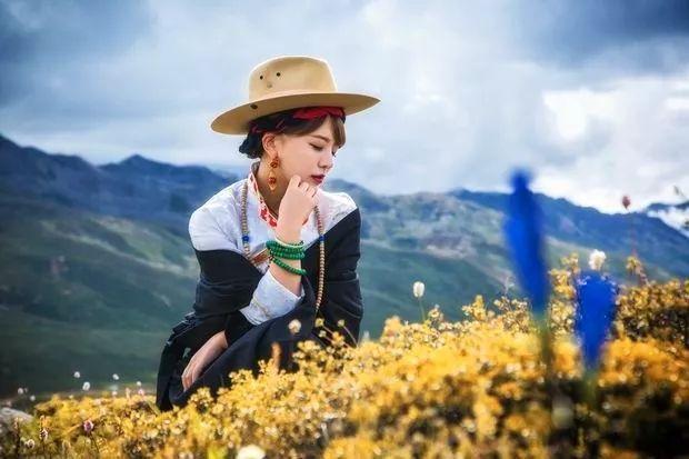 藏装展现了一种延续多年的美感，也体现出藏民族独特的审美情趣