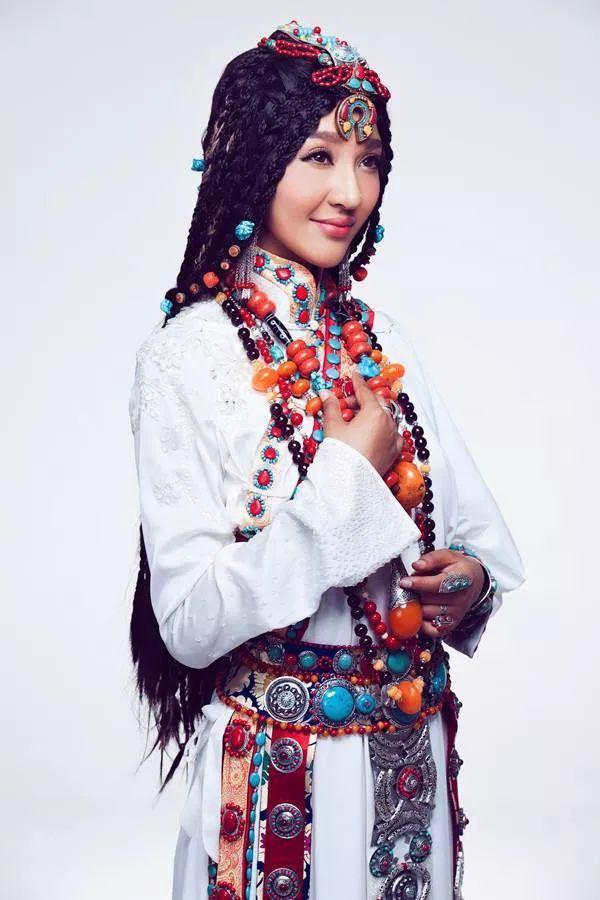 藏装展现了一种延续多年的美感，也体现出藏民族独特的审美情趣