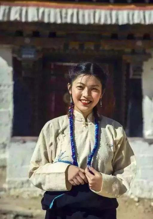 藏装展现了一种延续多年的美感，也体现出藏民族独特的审美情趣