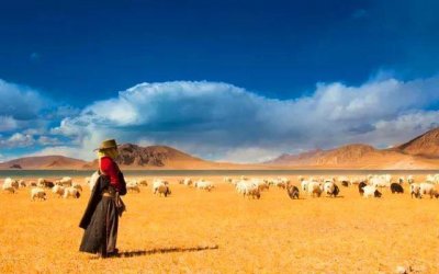 ​藏装展现了一种延续多年的美感，也体现出藏民族独特的审美情趣