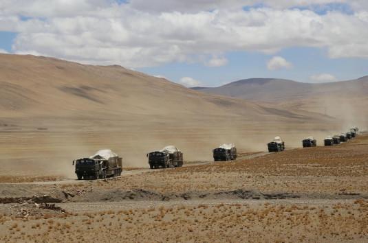 中国96A型坦克亮相西藏边界! 实弹训练场面震撼!