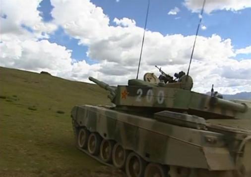 中国96A型坦克亮相西藏边界! 实弹训练场面震撼!