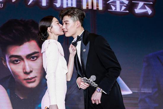 徐璐张铭恩官宣恋情！中戏F4却在评论里喊儿子儿媳妇？