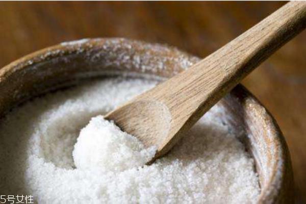 用盐水洗脸后用洁面乳吗 教你如何用盐水洗脸