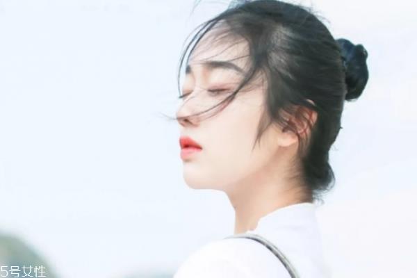 用盐水洗脸后用洁面乳吗 教你如何用盐水洗脸