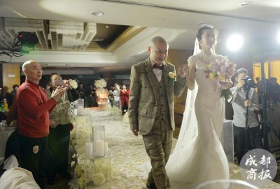 ​小汤圆刘乙麟今天大婚 踮起脚尖亲新娘，幸福惨了