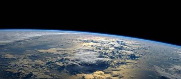 大气层多高成冰泡,大气层离地面有多高图1