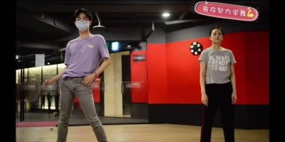 ​伊能静18岁儿子罕曝光，个子比庾澄庆还高！染指甲戴戒指个性十足