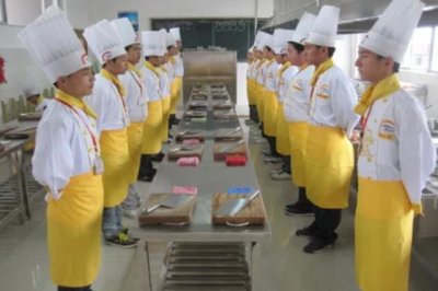 ​手把手教你切菜刀法（切菜正确的握刀姿势及操作技巧）