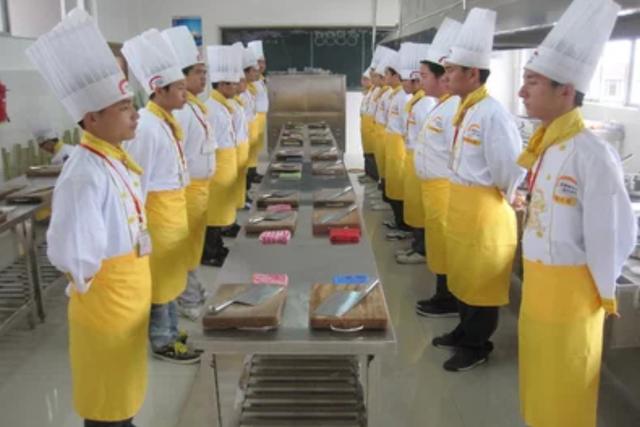 手把手教你切菜刀法（切菜正确的握刀姿势及操作技巧）(1)