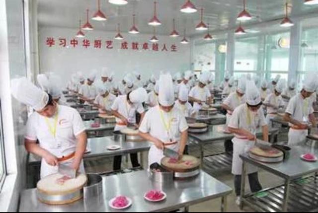 手把手教你切菜刀法（切菜正确的握刀姿势及操作技巧）(3)