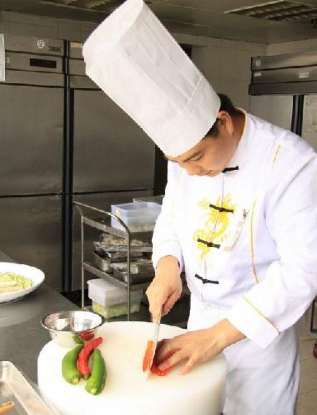 手把手教你切菜刀法（切菜正确的握刀姿势及操作技巧）(2)