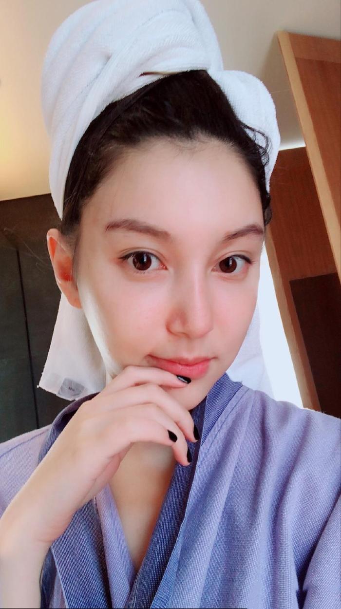 她是薛之谦的前女友, 被抛弃后多次喊薛无应答, 今在社交圈卖面膜