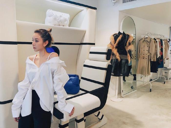 她是薛之谦的前女友, 被抛弃后多次喊薛无应答, 今在社交圈卖面膜