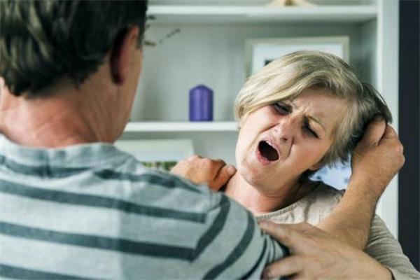 如何看清伴侣有无暴力倾向 怎么看男人有没有暴力倾向 如何看清伴侣有无暴力倾向 怎么看男人有没有暴力倾向