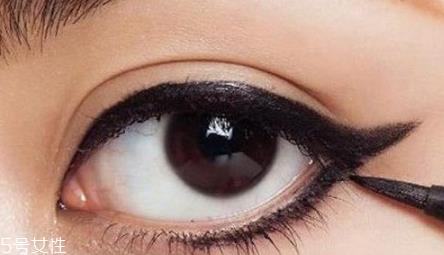 初学者怎么画眼线好？教你如何正确画完整眼妆