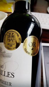 ​法国红酒标志，一款红酒图案是一个女的