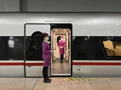 ​高铁和火车上，列车长在哪节车厢？