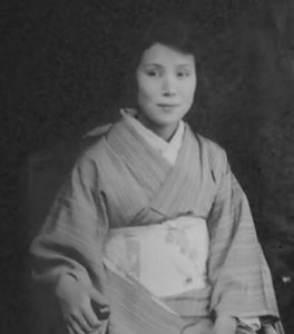 ​这个日本女人不简单，老公是中国上将，女婿享受副国级待遇