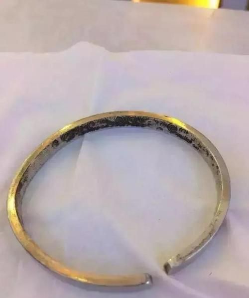 银手镯发黄是什么原因,是不是假的