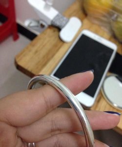 ​银镯子变黄是什么原因，雪花银手镯变黄是什么原因？