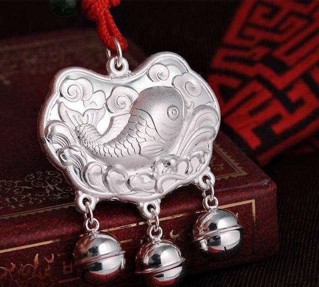 银镯子变黄是什么原因，雪花银手镯变黄是什么原因？图3