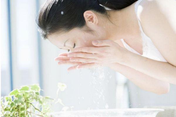 长期清水洗脸对皮肤有什么影响 清水和洗面奶洗脸区别