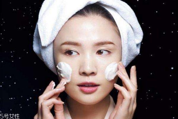 长期清水洗脸对皮肤有什么影响 清水和洗面奶洗脸区别
