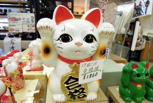 招财猫举左手表示招财还是招福呢