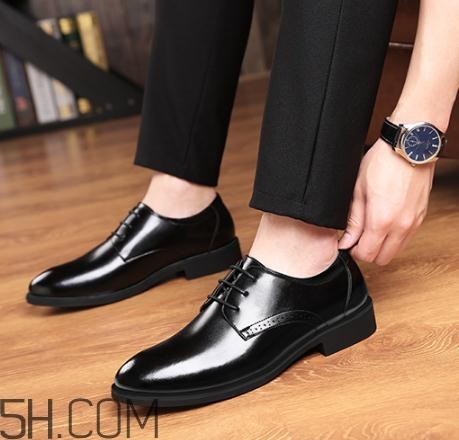 皮鞋被雨水泡了怎么办？皮鞋被水泡后怎么处理？