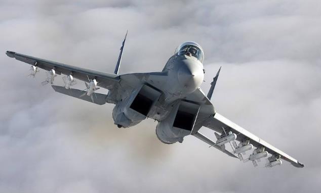 飞行员为保命弃机跳伞,战机砸向学校,90多名学生当场死亡