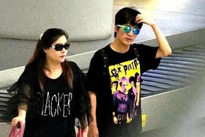 ​曝大张伟隐婚生子！一儿一女正脸首曝光，老婆刘迎被拍亲自接送