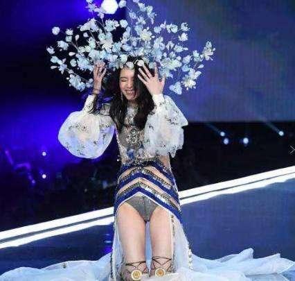 奚梦瑶年收入不及刘雯一半, 摔了一跤却身价反超, 网友: 摔得真值