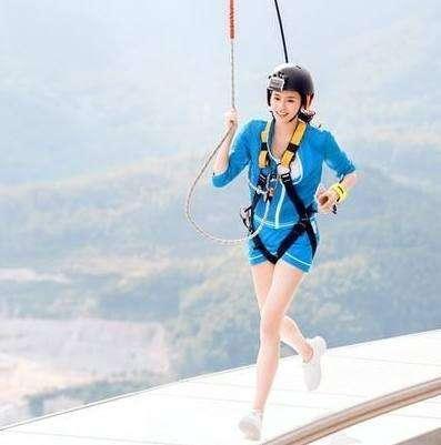 奚梦瑶年收入不及刘雯一半, 摔了一跤却身价反超, 网友: 摔得真值